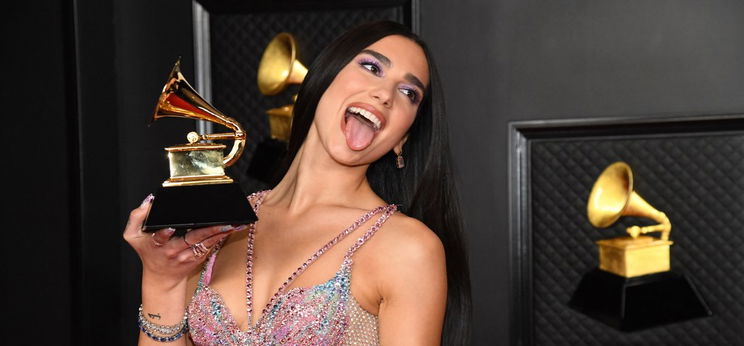 Dua Lipa olyan dögös volt a Grammy-díjátadón, hogy csak úgy izzott a levegő – fotók+videó