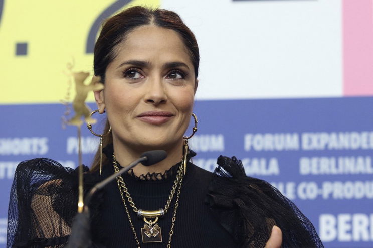 Salma Hayek áttetsző fehér felsőben kezdett el tornázni, az internet pedig felrobbant a látványtól - fotó