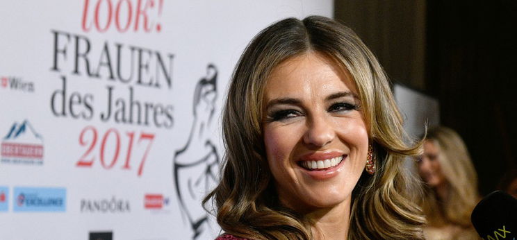 Elizabeth Hurley átlátszó miniruhában tette szét a lábait Elton John nyakában - vaditó kép