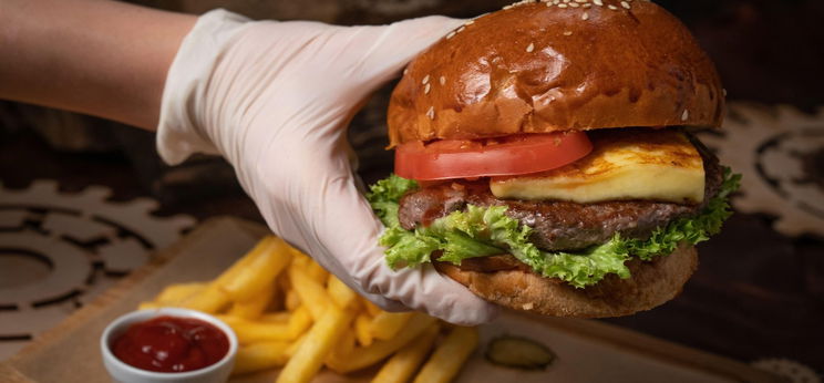 Hamburgerezés miatt jelentették fel a mentősöket – Most ingyen kapják a finomságot!