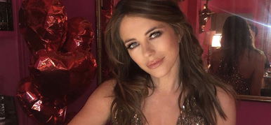 Elizabeth Hurley tökéletes melleitől káprázni fog a szemed – videó