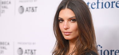 Félmeztelen fotókkal árasztotta el az oldalát Emily Ratajkowski