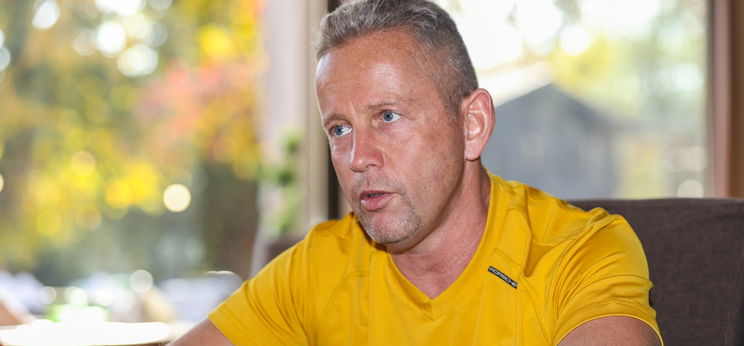 Schobert Norbi: „barátom a csimpánzcsöcs” – fotó