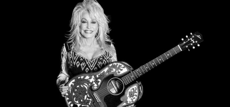 75 évesen a Playboy nyuszis jelmezben?! Dolly Parton megteszi, mert megteheti!