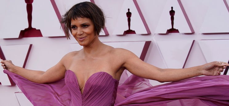 Halle Berry teljesen meztelenül, egy kádban ülve villantotta meg gyönyörű lábát, a férfiak pulzusa az egekben!