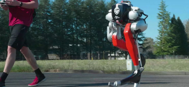 Így teljesítette a Star Wars-szerű, kétlábú "futórobot" az 5 km-es szabadtéri távot! - videó