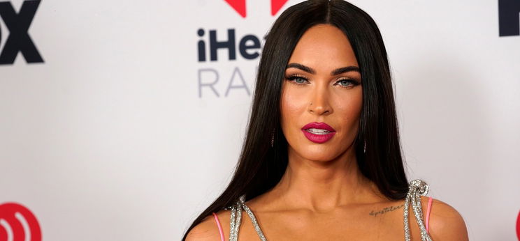 Megan Fox ismét olyan ruhát vett fel, amiből kilógnak a mellei – válogatás