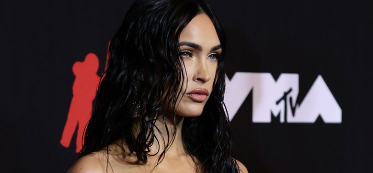 Valóra vált álom: Megan Fox félmeztelen képeket rakott ki magáról, ráadásul Kourtney Kardashian is vele tartott