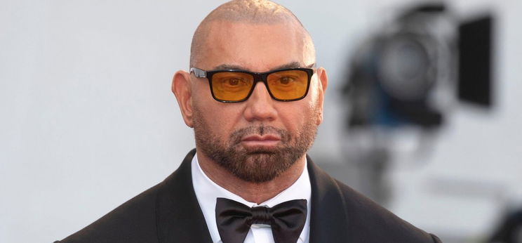 Dave Bautista annyira meghatódott egy bántalmazott kiskutya szomorú történetén, hogy örökbe fogadta – videó