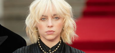 Kellemetlen: Billie Eilish a kamerák előtt ütött meg egy műsorvezetőt – videó