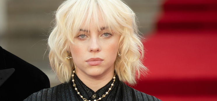 Kellemetlen: Billie Eilish a kamerák előtt ütött meg egy műsorvezetőt – videó