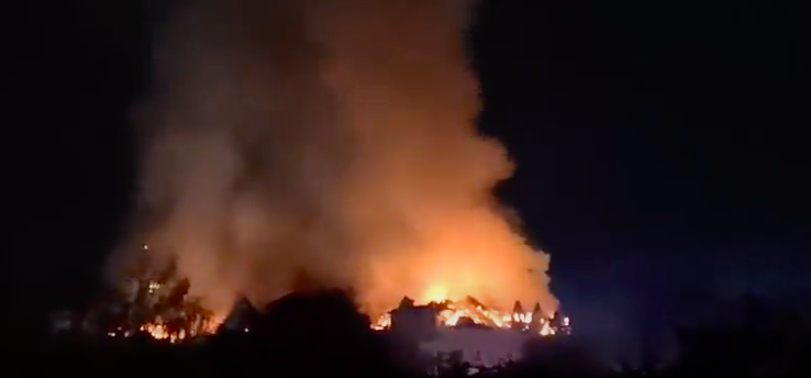 Újabb videó: pokoli lángok csaptak fel a híres Hajdú-Bihar megyei hotelből - a tűzoltók hajnalra oltották el a tüzet