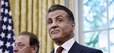 Sylvester Stallone ritkán látható öccse majdnem úgy néz ki, mint maga Sylvester Stallone - össze is kevernéd őket egy homályosabb szobában?