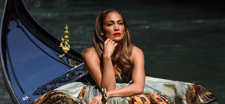 Jennifer Lopez megmutatta brutálizmos fenekét - videó