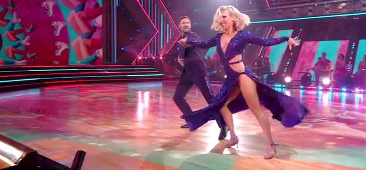 Óriási bugyivillantások, intim helyzetek: íme Dancing with the Stars legforróbb táncai egyenesen a műsor szülőhazájából, Amerikából - videó