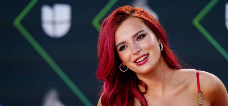 Túl messzire ment? Bella Thorne szoknyája a bugyijáig csúszott fel - fotó