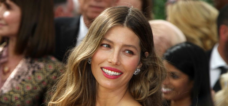 Jessica Biel csíkos bugyivillantása több tízmillió férfit tartott lázban, köztük Adam Sandlert is - Filmes villantások