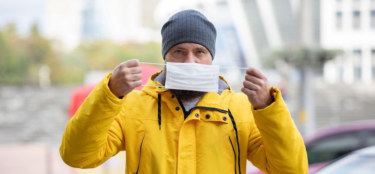 Döbbenetes dolog történt az oltáson, egy férfi olyan trükkhöz folyamodott, amire még nem volt példa a történelemben