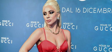 Ez tényleg a forró keblek birodalma: Lady Gaga és Iszak Eszti is őrülten szexi képet tett ki magáról – válogatás