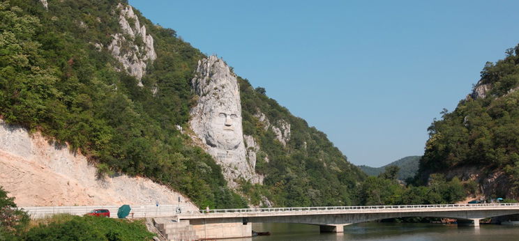 Gigantikus és félelmetes emberi arc van a Duna felett közel Magyarországhoz, a sziklába faragott szobor maga a történelem lehelete