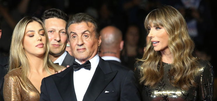 Sylvester Stallone csúcsbombázó lánya olyan forró képeket osztott meg magáról, amelytől garantáltan felforrósodik a nappalid - fotó