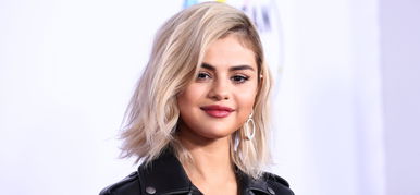 Selena Gomez mellei majdnem kiesnek a ruhából, Lottie Moss pedig félmeztelenül cigizik – válogatás