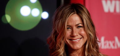 Lesifotó: Jennifer Aniston szoknyáját a bugyijáig szétfújta a szél, brutálszexi villantás a forgatáson Adam Sandler társaságában