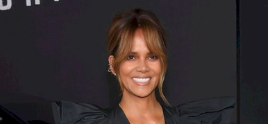 Az 55 éves Halle Berry fürdöruhában tette szét a lábait - brutálszexi villantás