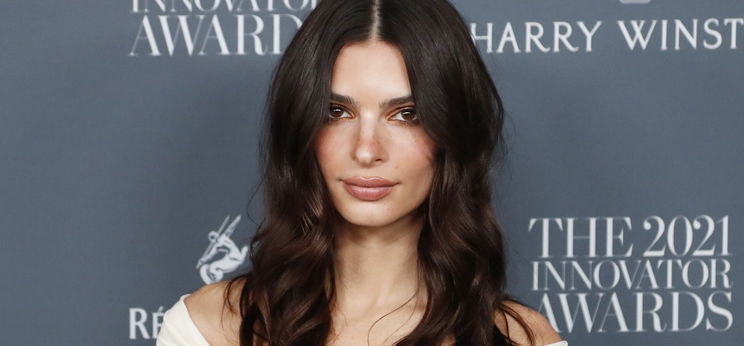 Emily Ratajkowski meztelen képekkel ünnepelte, hogy 1 éves lett a gyermeke