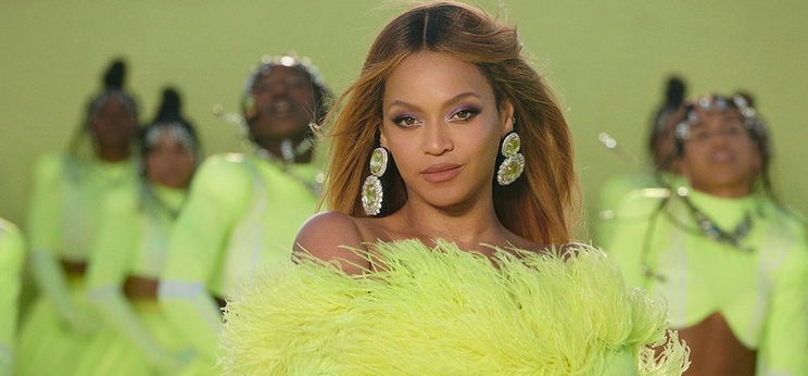 Izgató ruhában partizott Beyoncé, a mellei és a feneke is kilátszottak belőle