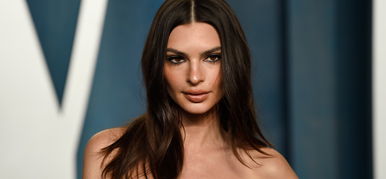 Hűha: Emily Ratajkowski anyaszült meztelenül mutatta meg a tökéletes testét - Cenzúrázni kellett a vadító képeket