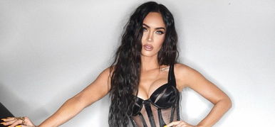 Megan Fox combközépig érő csizmában pucsít és ingerel – megint elképesztő ruhát talált a szekrényében!