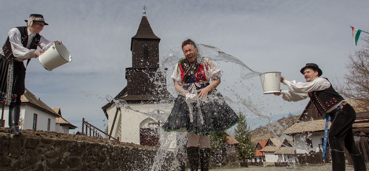 Idén ismét szabad a locsolás Hollókőn – Két év után újra látogatható a Húsvéti Fesztivál