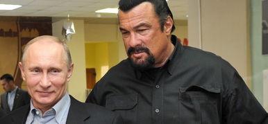 Steven Seagal jelképesen feltette Putyin fejére a koronát 