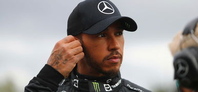 Lewis Hamilton alaposan felkészül az amerikai versenyre – két csajjal látták távozni egy klubból