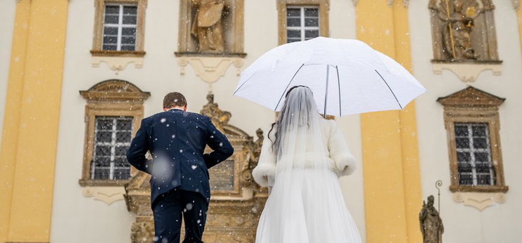 Döbbenetes: az esküvőn derült ki a menyasszonyról, hogy neki is a férje anyukája az igazi anyja, de akkor jött a duplacsavar