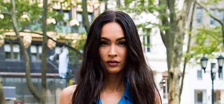 Megan Fox ruhája éppen a lába között szakadt szét, természetesen szándékosan, Jason Momoa pedig becsajozott, íme a gyönyörű szépség, a szerencsés kiválasztott