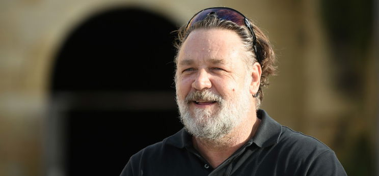 30 évvel fiatalabb szőke csinibabát csípett fel a Gladiator sztárja, Russel Crowe, akár a lánya is lehetne a csúcsbombázó barátnő