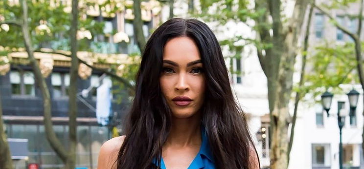 Álom: most beleshetsz Megan Fox szoknyája alá, túl magasra emelte a lábát a csúcsbombázó topmodell