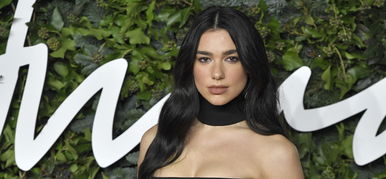 Dua Lipa megmutatta a mellbimbóinak, hogy milyen gyönyörű Lisszabon