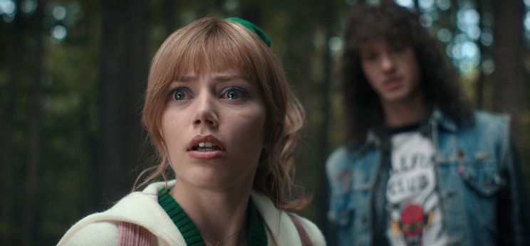 Fullosan átlátszó ruhában a Stranger Things csúcsbombázója, leleplezzük a legnagyobb titkát is