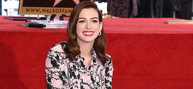 A csodatestű Anne Hathaway őrjítően levetkőzött, egy szál fekete bugyiban a tornateremben, úgy, ahogy még sosem láttuk? Majdnem