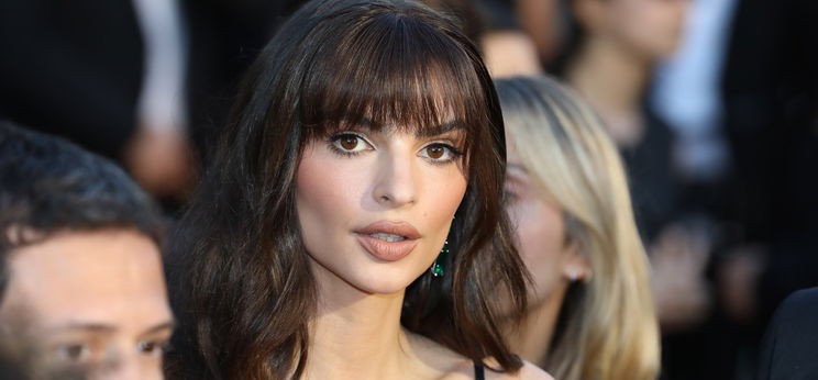 Emily Ratajkowski csodás mellei nem bírtak magukkal, ki kellett szabadulniuk a szűk ruhából