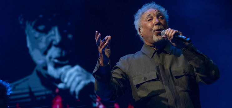 Tom Jones tagadja, hogy összeesett volna a budapesti koncertje előtt