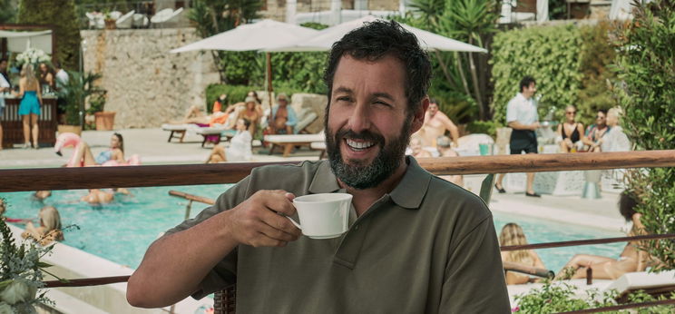 Adam Sandler annyira hisz az új filmjében, hogy az egész családját szerepeltetni fogja benne