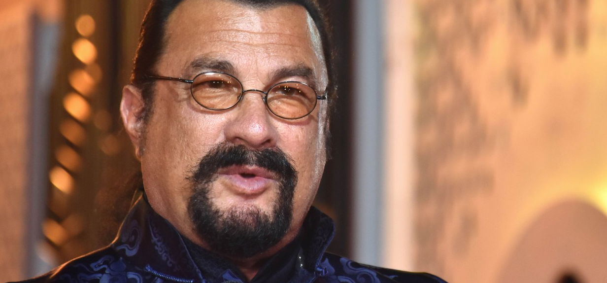 Tényleg ezer arca van a szülinapos Steven Seagalnak? – Nézd meg galériánkat és kiderül!