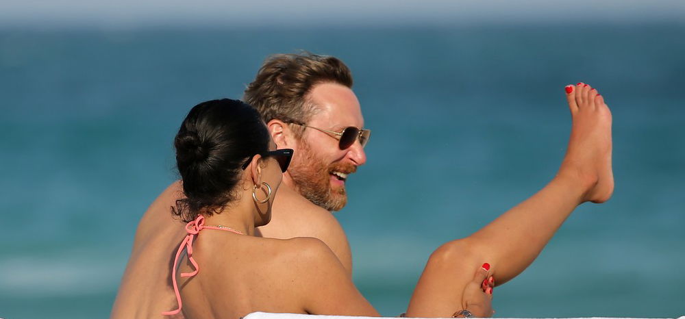 David Guetta és bombatestű barátnője Miami partján pihen