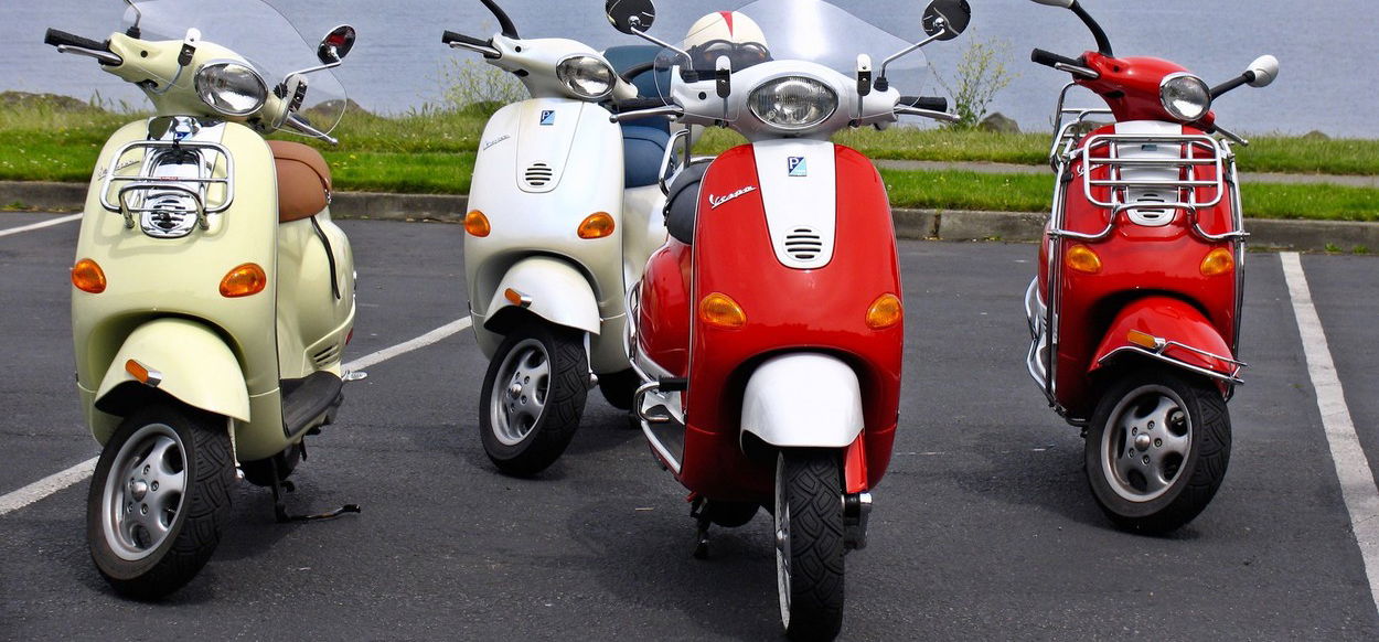 Barangoljunk együtt a múltban! 75 évesek a Vespa ikonikus robogói