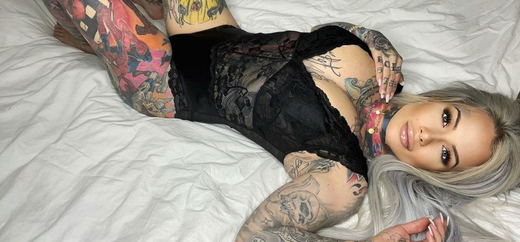 A szexi MILF lábai között sorakoznak a szuperhősök 