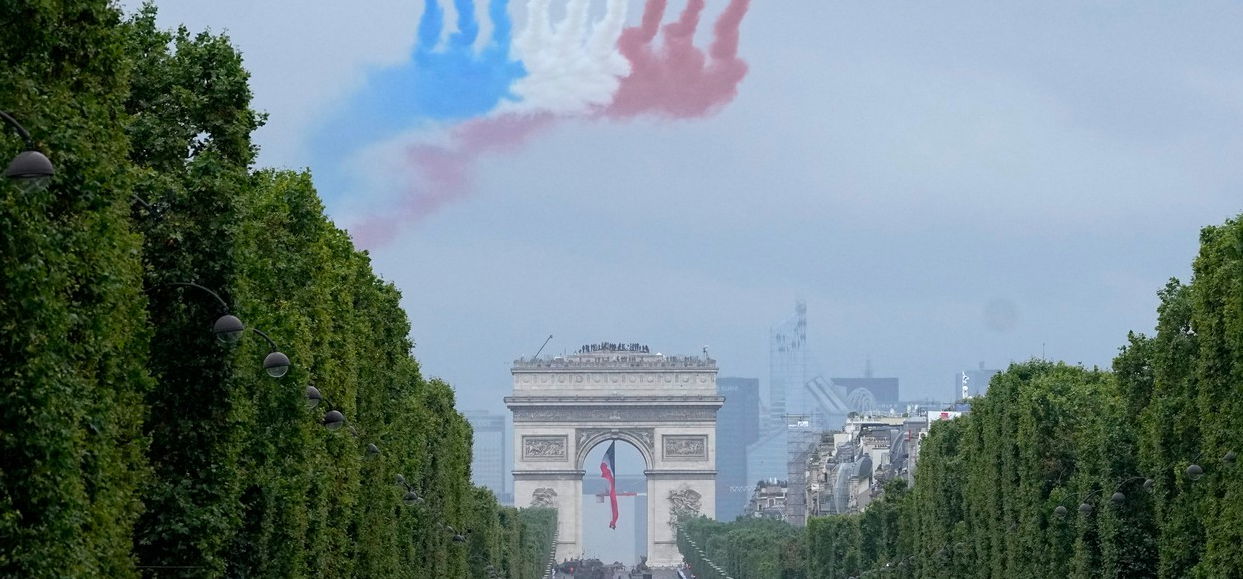 Visszatért a Bastille-napi katonai parádé, még az ég is francia színekben díszelgett! – fotók